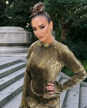 Olga Buzova Instagram - Сегодня у меня 21 год как я на телевидении 📺 .
Pовно 21 год назад ваша Леди Бу появилась впервые на ваших ТВ 🙏🏼 Вы наблюдали мой путь от 18-летней девочки до профессионала своего дела и лучшей ведущей по мнению КП в последние годы✊🏻.
Спасибо, что столько лет со мной 🫶🏻
Даже не буду перечислять проекты, они все идут с оглушительным успехом 🥰Спасибо вам за это 🙏🏼
Вы знаете мой путь был непростой, но я сама его прохожу с гордо поднятой головой, и прям сейчас продолжаю создавать и творить для вас 🥳 Чтобы вам было, что смотреть всегда ♾️
Люблю свою профессию 📺🎬🎵 И отдаю себя полностью Вам ♥️
Ваша Оля 💞
Давайте вспомним в каких проектах вы меня видели, и что вам запомнилось за все эти годы 🥰👇🏻