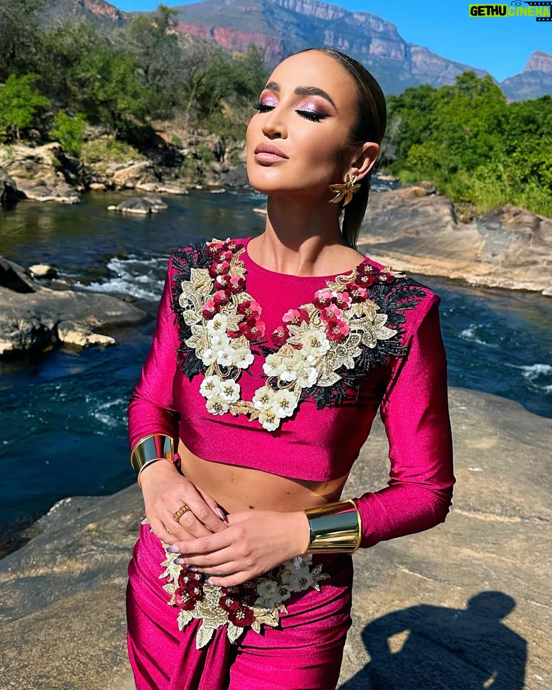 Olga Buzova - 198.2K Likes - Сегодня у меня  21 год как я на телевидении 📺 .

Pовно 21 год назад ваша Леди Бу появилась впервые на ваших ТВ 🙏🏼 Вы наблюдали мой путь от 18-летней девочки до профессионала своего дела и лучшей ведущей по мнению КП в последние годы✊🏻.

Спасибо, что столько лет со мной 🫶🏻

Даже не буду перечислять проекты, они все идут с оглушительным успехом 🥰Спасибо вам за это 🙏🏼
Вы знаете мой путь был непростой, но я сама его прохожу с гордо поднятой головой, и прям сейчас продолжаю создавать и творить для вас 🥳 Чтобы вам было, что смотреть всегда ♾️ 

Люблю свою профессию 📺🎬🎵 И отдаю себя полностью Вам ♥️ 
Ваша Оля 💞

Давайте вспомним в каких проектах вы меня видели, и что вам запомнилось за все эти годы 🥰👇🏻