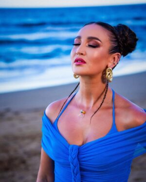 Olga Buzova Instagram - Сегодня у меня 21 год как я на телевидении 📺 .
Pовно 21 год назад ваша Леди Бу появилась впервые на ваших ТВ 🙏🏼 Вы наблюдали мой путь от 18-летней девочки до профессионала своего дела и лучшей ведущей по мнению КП в последние годы✊🏻.
Спасибо, что столько лет со мной 🫶🏻
Даже не буду перечислять проекты, они все идут с оглушительным успехом 🥰Спасибо вам за это 🙏🏼
Вы знаете мой путь был непростой, но я сама его прохожу с гордо поднятой головой, и прям сейчас продолжаю создавать и творить для вас 🥳 Чтобы вам было, что смотреть всегда ♾️
Люблю свою профессию 📺🎬🎵 И отдаю себя полностью Вам ♥️
Ваша Оля 💞
Давайте вспомним в каких проектах вы меня видели, и что вам запомнилось за все эти годы 🥰👇🏻