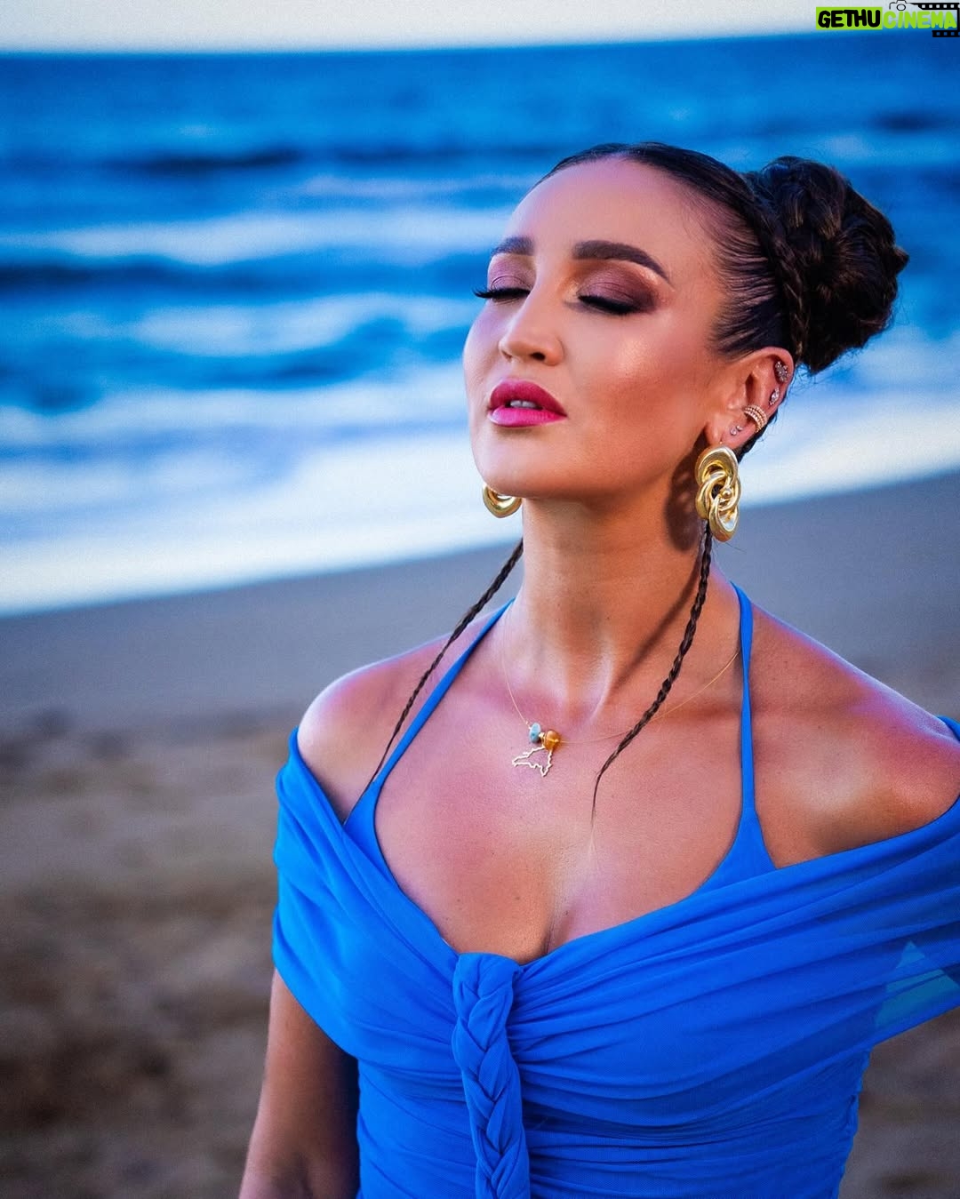 Olga Buzova - 198.2K Likes - Сегодня у меня  21 год как я на телевидении 📺 .

Pовно 21 год назад ваша Леди Бу появилась впервые на ваших ТВ 🙏🏼 Вы наблюдали мой путь от 18-летней девочки до профессионала своего дела и лучшей ведущей по мнению КП в последние годы✊🏻.

Спасибо, что столько лет со мной 🫶🏻

Даже не буду перечислять проекты, они все идут с оглушительным успехом 🥰Спасибо вам за это 🙏🏼
Вы знаете мой путь был непростой, но я сама его прохожу с гордо поднятой головой, и прям сейчас продолжаю создавать и творить для вас 🥳 Чтобы вам было, что смотреть всегда ♾️ 

Люблю свою профессию 📺🎬🎵 И отдаю себя полностью Вам ♥️ 
Ваша Оля 💞

Давайте вспомним в каких проектах вы меня видели, и что вам запомнилось за все эти годы 🥰👇🏻