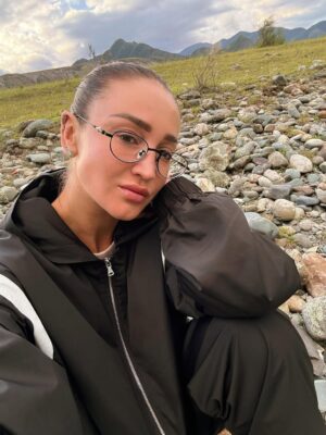 Olga Buzova Instagram - Спасибо всем за слова поддержки. Сложно и больно возвращаться домой, когда тебя никто не встречает. И ты не можешь больше видеть эту невероятную радость от комочка, который любит тебя больше чем себя! 🐶
Я немного пришла в себя, если можно так сказать, и мне надо работать. Жизнь продолжается при любых обстоятельствах. А то что в сердце, то останется в сердце навсегда 😭💔