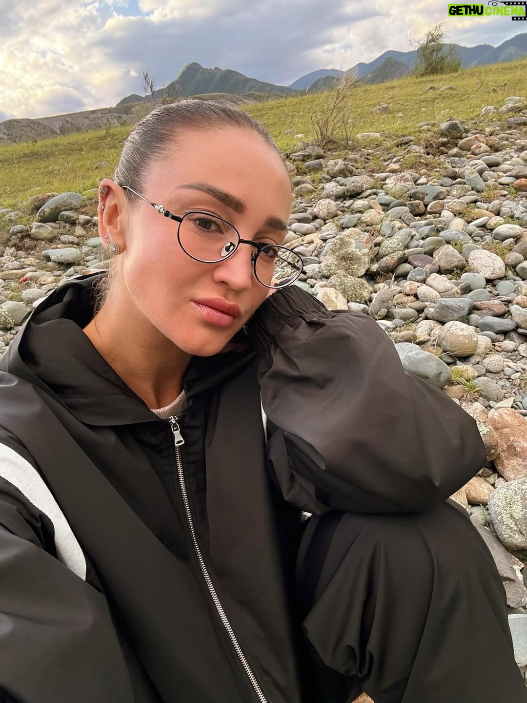 Olga Buzova - 166.3K Likes - Спасибо всем за слова поддержки. Сложно и больно возвращаться домой, когда тебя никто не встречает. И ты не можешь больше видеть эту невероятную радость от комочка, который любит тебя больше чем себя! 🐶 

Я немного пришла в себя, если можно так сказать, и мне надо работать. Жизнь продолжается при любых обстоятельствах. А то что в сердце, то останется в сердце навсегда 😭💔