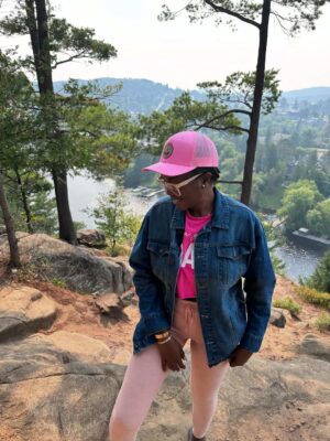 Omoni Oboli Instagram - A time was had in Muskoka 😍😍😍
Cottage living with the entire family 🎉
Marelle’s birthday weekend was a beautiful time 🥰
It was a time to rewind and refresh. Thank you Lord for this life and your grace 🙏🏾💕
Besties, may every good thing come this new week. Amen 🙏🏾
