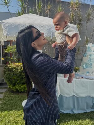 Onelia Molina Instagram - Hello baby @luccabaladansegura 🩵
Que precioso que estás y sobre todo rodeado de amor y unos increíbles papás que te aman .
Psdt. : Aún no conoce bien a los tíos , por eso no sonríe ok ?