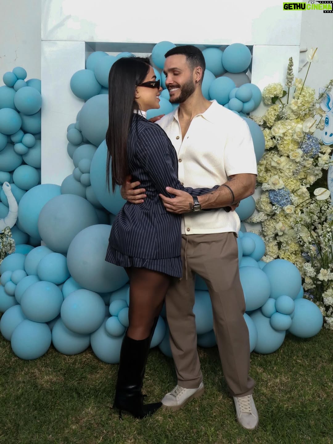 Onelia Molina - 169.2K Likes - Hello baby @luccabaladansegura 🩵

Que precioso que estás y sobre todo rodeado de amor y unos increíbles papás que te aman . 
Psdt. : Aún no conoce bien a los tíos , por eso no sonríe ok ?
