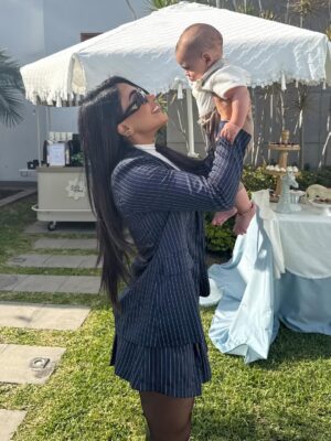 Onelia Molina Instagram - Hello baby @luccabaladansegura 🩵
Que precioso que estás y sobre todo rodeado de amor y unos increíbles papás que te aman .
Psdt. : Aún no conoce bien a los tíos , por eso no sonríe ok ?