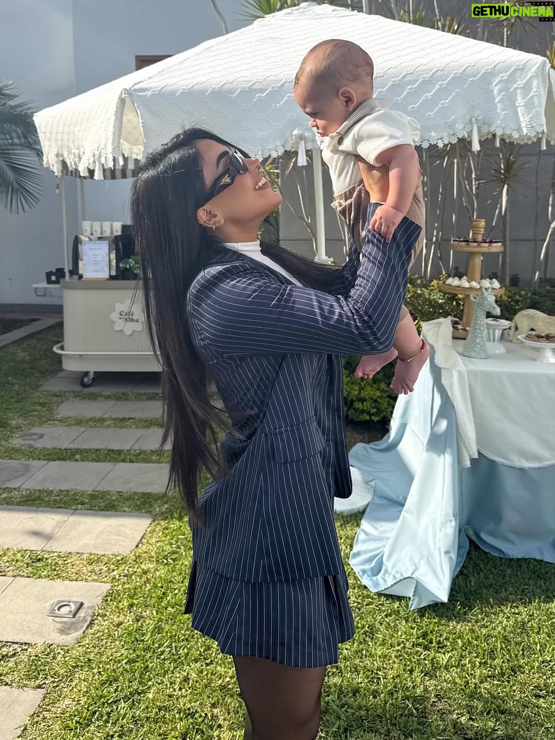 Onelia Molina - 169.2K Likes - Hello baby @luccabaladansegura 🩵

Que precioso que estás y sobre todo rodeado de amor y unos increíbles papás que te aman . 
Psdt. : Aún no conoce bien a los tíos , por eso no sonríe ok ?