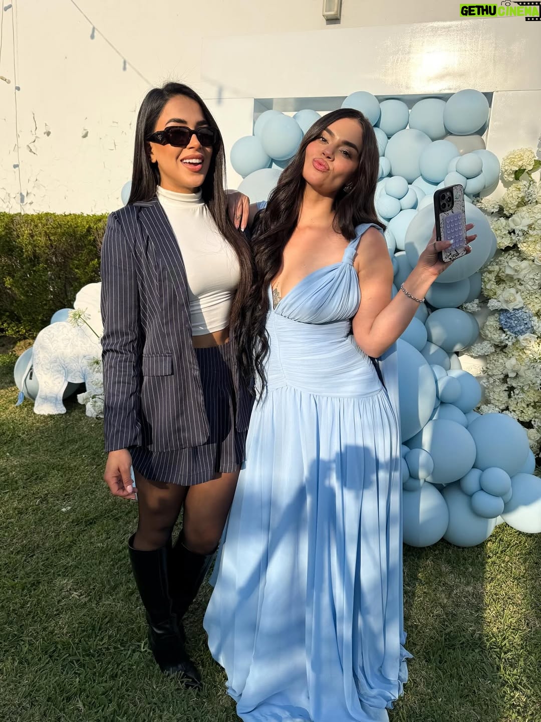 Onelia Molina - 169.2K Likes - Hello baby @luccabaladansegura 🩵

Que precioso que estás y sobre todo rodeado de amor y unos increíbles papás que te aman . 
Psdt. : Aún no conoce bien a los tíos , por eso no sonríe ok ?