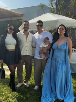 Onelia Molina Instagram - Hello baby @luccabaladansegura 🩵
Que precioso que estás y sobre todo rodeado de amor y unos increíbles papás que te aman .
Psdt. : Aún no conoce bien a los tíos , por eso no sonríe ok ?
