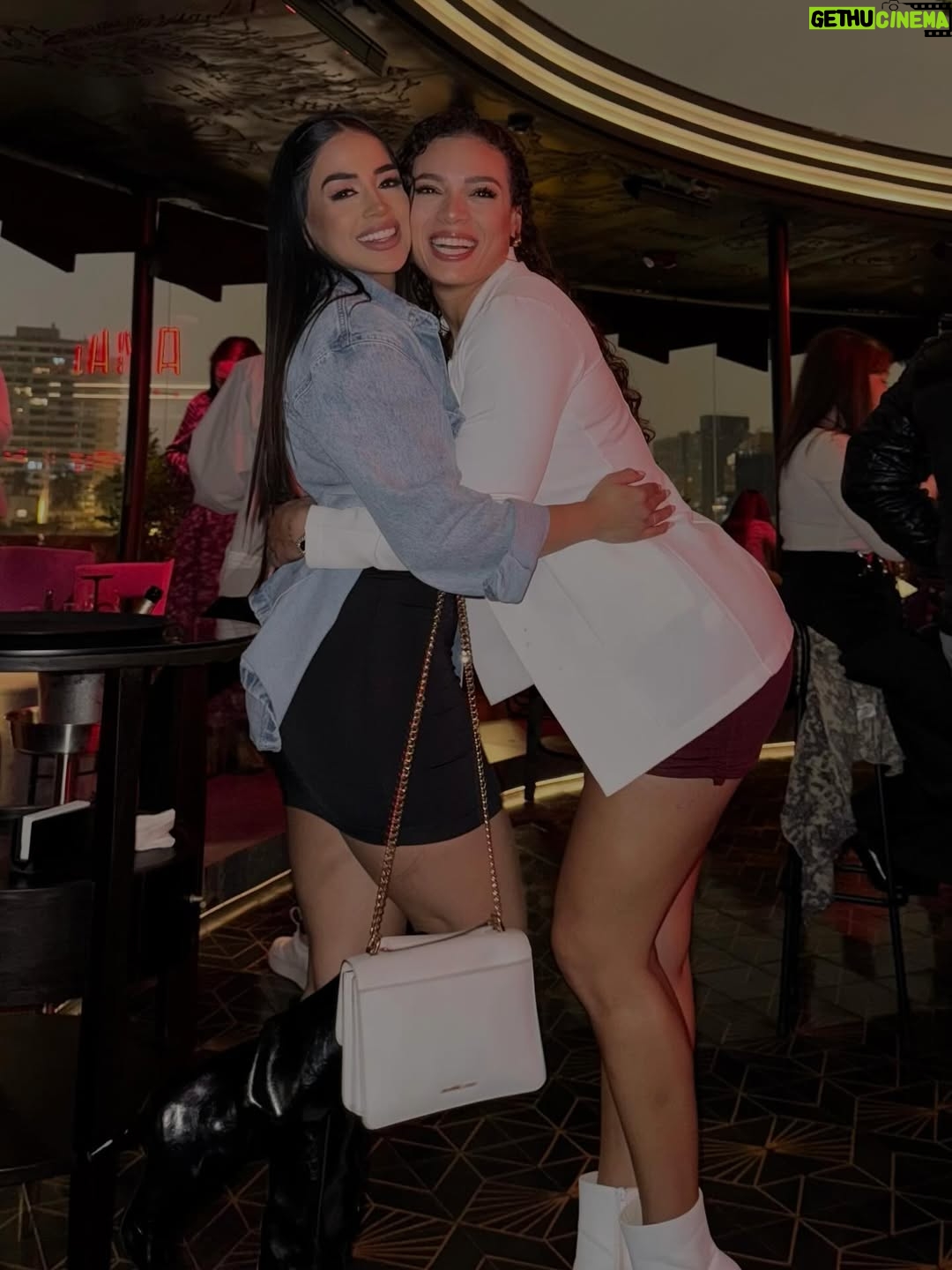 Onelia Molina - 129K Likes - Un año más rodeada de la gente que amo. Tal vez no siempre cerca físicamente, pero sí siempre presentes en mi corazón. Recibiendo este añito más de vida con mucho amor, abrazos sinceros, y personas que suman. Gracias por tanto ❤️