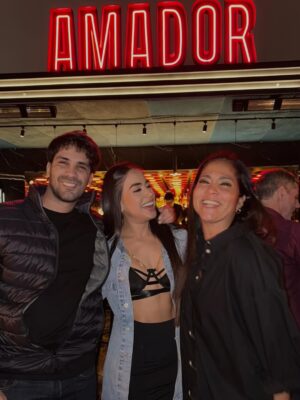 Onelia Molina Instagram - Un año más rodeada de la gente que amo. Tal vez no siempre cerca físicamente, pero sí siempre presentes en mi corazón. Recibiendo este añito más de vida con mucho amor, abrazos sinceros, y personas que suman. Gracias por tanto ❤️