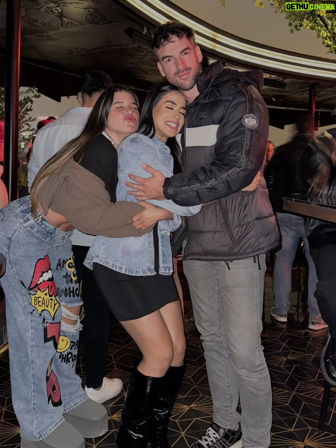 Onelia Molina - 129K Likes - Un año más rodeada de la gente que amo. Tal vez no siempre cerca físicamente, pero sí siempre presentes en mi corazón. Recibiendo este añito más de vida con mucho amor, abrazos sinceros, y personas que suman. Gracias por tanto ❤️