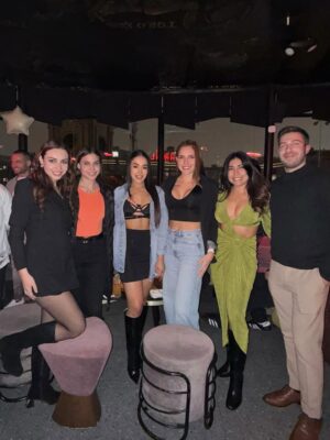 Onelia Molina Instagram - Un año más rodeada de la gente que amo. Tal vez no siempre cerca físicamente, pero sí siempre presentes en mi corazón. Recibiendo este añito más de vida con mucho amor, abrazos sinceros, y personas que suman. Gracias por tanto ❤️