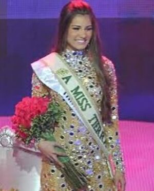 Osmariel Villalobos Instagram - Mi historia en los concursos de belleza comenzó hace 14 años, cuando con tan solo 22 años participé en el Miss Venezuela. Ese día cumplí un sueño de niña y tuve el honor de representar a mi país en el Miss Earth, donde recibí la banda de Miss Water. 🌍💧
Ese primer sueño fue el motor que me trajo hasta aquí, a esta nueva etapa: Miss Universe Latina. Una aventura intensa, llena de emociones, aprendizajes y momentos que guardaré en el corazón para siempre.
Gracias a ustedes por acompañarme, por cada voto, por cada mensaje, por estar allí para mí. Su apoyo ha sido un regalo y la razón por la que hoy estoy a un paso de representar no solo a Venezuela, sino a toda nuestra hermosa comunidad latina en el Miss Universo, en Tailandia 🇻🇪✨🌎🇲🇽🇨🇴🇦🇷🇵🇷🇩🇴🇨🇱 y más…
Mañana es la gran final. ¡Vamos con todo, mi gente! Ahora a VOTAR 🗳️
Si lo crees, lo creas. 👑
#MissUniverseLatina #TeamOsmariel #MULER