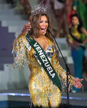 Osmariel Villalobos Instagram - Mi historia en los concursos de belleza comenzó hace 14 años, cuando con tan solo 22 años participé en el Miss Venezuela. Ese día cumplí un sueño de niña y tuve el honor de representar a mi país en el Miss Earth, donde recibí la banda de Miss Water. 🌍💧
Ese primer sueño fue el motor que me trajo hasta aquí, a esta nueva etapa: Miss Universe Latina. Una aventura intensa, llena de emociones, aprendizajes y momentos que guardaré en el corazón para siempre.
Gracias a ustedes por acompañarme, por cada voto, por cada mensaje, por estar allí para mí. Su apoyo ha sido un regalo y la razón por la que hoy estoy a un paso de representar no solo a Venezuela, sino a toda nuestra hermosa comunidad latina en el Miss Universo, en Tailandia 🇻🇪✨🌎🇲🇽🇨🇴🇦🇷🇵🇷🇩🇴🇨🇱 y más…
Mañana es la gran final. ¡Vamos con todo, mi gente! Ahora a VOTAR 🗳️
Si lo crees, lo creas. 👑
#MissUniverseLatina #TeamOsmariel #MULER