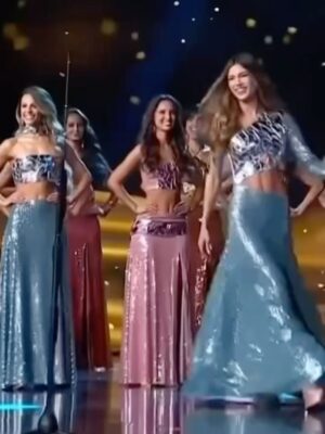Osmariel Villalobos Instagram - ¡Cuesta creer que ya ha pasado un mes desde que comenzó esta increíble aventura en Miss Universe Latina! Estoy inmensamente agradecida por la oportunidad de representar a la mujer latina en esta plataforma tan especial y por la posibilidad de hacer este sueño realidad en Tailandia este noviembre en el @missuniverse
Este camino ha estado lleno de risas, lágrimas, sonrisas y tantos momentos inolvidables. Muchas gracias a @machadooficial, a mis increíbles compañeras del #TeamEsmeralda, y a los jueces @fabianrioss @aracelyarambula y @jackybrv que han hecho de esta experiencia algo realmente significativo. 🙌
Y en especial agradecimiento a ustedes, a mis maravillosos seguidores, por cada comentario, cada muestra de cariño y todo el apoyo que me han brindado. Dios los bendiga 🙏❤️
Nos vemos esta noche en el show por @Telemundo a las 7PM/6c. ¡No se lo pierdan! ¡Vamos juntas por esa corona! 👑
#TeamOsmariel #MissUniverseLatina #MULER