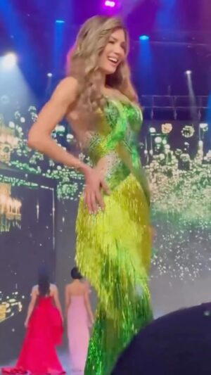 Osmariel Villalobos Instagram - ¿Qué les pareció el look de anoche? 💚
Verde, por supuesto, para mi querido #TeamEsmeralda.
Hoy quiero volver a decirles lo mucho que aprecio su apoyo en esta aventura que ha sido, sin duda, un sueño hecho realidad. La posibilidad de representar a toda nuestra comunidad latina en Tailandia este año en el Miss Universo es algo que me llena de orgullo y emoción.
Gracias, gracias, gracias… por estar, por creer y por acompañarme en cada paso. Como siempre digo: si lo crees, lo creas. ✨
El vestido es por el talentoso diseñador @abelandradedesigner 👗
#TeamOsmariel #MissUniverseLatina #MULER #OrgulloLatino #SiLoCreesLoCreas