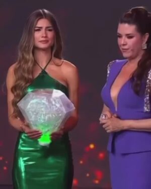 Osmariel Villalobos Instagram - Gracias a los jueces @aracelyarambula @fabianrioss @davidsalomonr… y a ustedes que votaron con el corazón 💚
Seguimos una semana más en este sueño y créanme, ¡aún tengo mucho por dar! 🙏 Los amo, gracias por tanto apoyo y cariño.
Vamos con todo, #TeamOsmariel 💫 #TeamEsmeralda y a mi querida @gigiburgoss, le deseo lo mejor del mundo, muchísimo amor, éxito y luz para ella… nos abrió su corazón y eso siempre se honra 🤍✨
#MissUniverseElReality #MULER