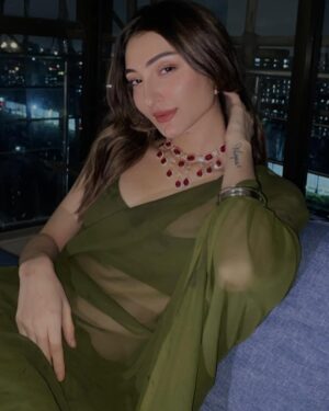 Oviya Darnal Instagram - Me - moon is beautiful isn’t it?
- nah, Chand teri Roshni ka halka sa ek saaya hai 🌔