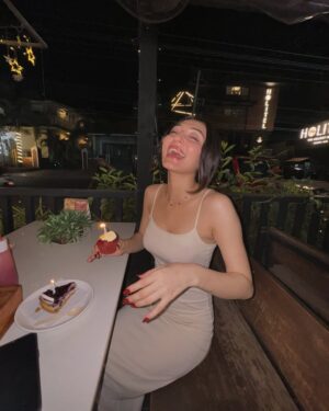 Oviya Darnal Instagram - So this is what 21 feels like #birthdaydump