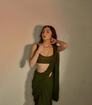 Oviya Darnal Instagram - In my Param Sundari moment.🌝🌙🐚.