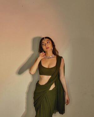 Oviya Darnal Instagram - In my Param Sundari moment.🌝🌙🐚.