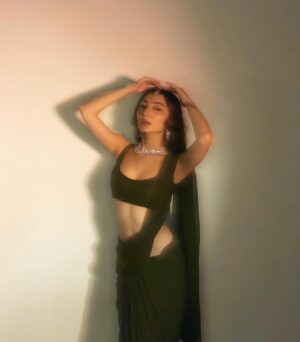 Oviya Darnal Instagram - In my Param Sundari moment.🌝🌙🐚.