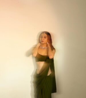 Oviya Darnal Instagram - In my Param Sundari moment.🌝🌙🐚.