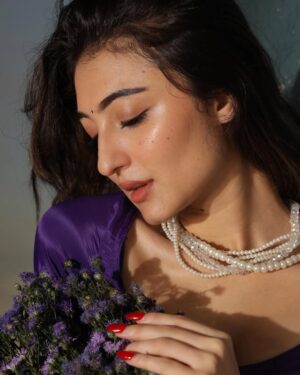 Oviya Darnal Instagram - Chand teri Roshni ka Halka sa ek saaya hai🌔
📸:- @mk_click2
