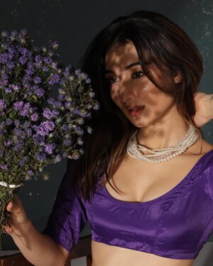 Oviya Darnal Instagram - Chand teri Roshni ka Halka sa ek saaya hai🌔
📸:- @mk_click2
