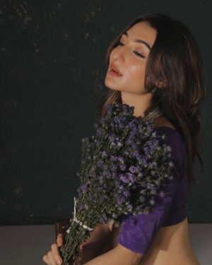Oviya Darnal Instagram - Chand teri Roshni ka Halka sa ek saaya hai🌔
📸:- @mk_click2