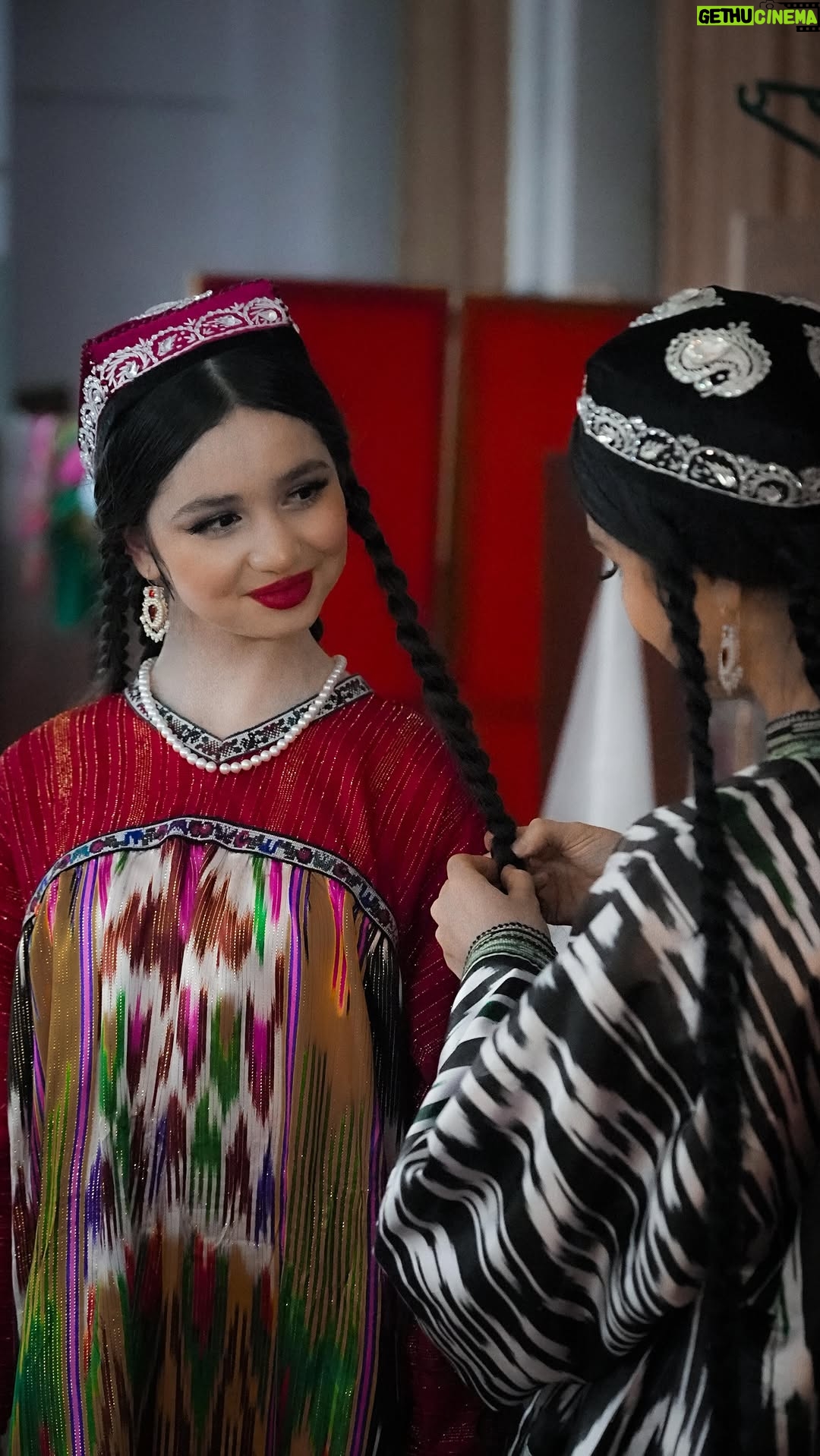 Ozoda Nursaidova - 86.2K Likes - 3-qism.
Va nihoyat usha daqiqa keldi.
Qizimga xazil-xuzul qilib,shunday katta sa’natkorimizni konsert dasturlariga ya’ni konsertga 3-kun qolganda raqsni o’rganib @ezozaxon_safarova konsertga chiqib kettilar.
Xar-kuni konsertga tushgan muhlislardan yeg’ib video qildik.😉
