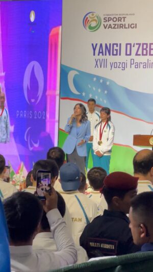 Ozoda Nursaidova Instagram - Asila Mirzayorova Ozoda Nursaidova bilan sahnada qoŹ»shiq kuylamoqdaš¤©