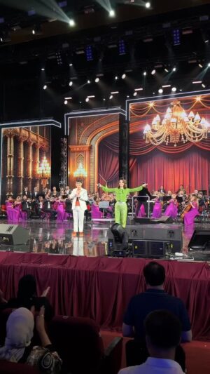 Ozoda Nursaidova Instagram - Tolibjonni qollagan XALQimizga kattakon rahmat šš» Uning onasi birinchi marta Toshkentga konsertga kelibdiš„²š„²š„²U juda ham talantli, undagi dard, ijro uslubi hozirgi yosh sanatkorlarda deyarli yoq ( bor ammo juda kam ) 9-KUN