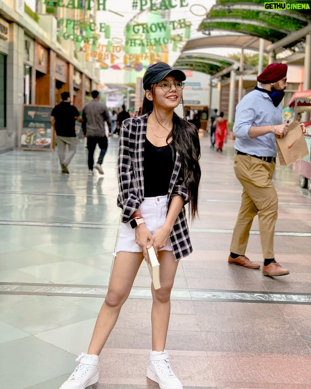 Palak Chauhan - 45.7K Likes - Hoping for more good days 💋🫰 
Pic credit ; @sahil_.raajput