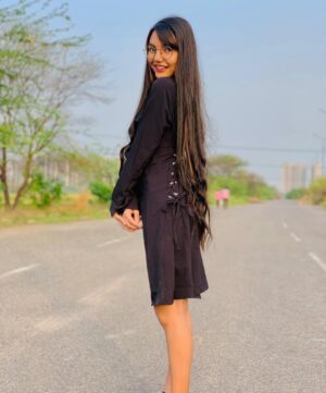 Palak Chauhan Instagram - Black is called ………."ELEGANCY"😏🖤💋
Dress from : @juneberry__official ❤️