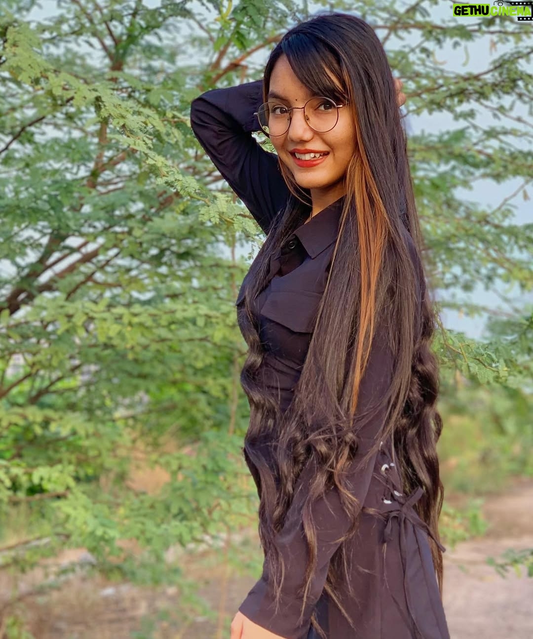 Palak Chauhan - 30.8K Likes - Black is called ………."ELEGANCY"😏🖤💋
Dress from : @juneberry__official ❤️