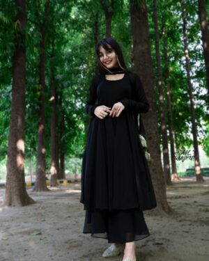Palak Chauhan Instagram - I feel comfortable in black 🫠❤️
Outfit from ; @papi.preach
Pc credit : @sahil_.raajput
