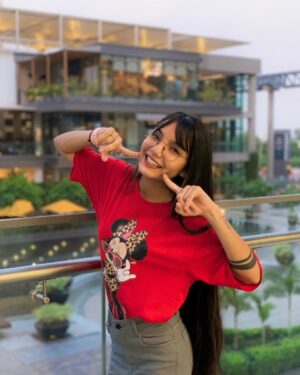 Palak Chauhan Instagram - LET ME DISTRACT UH !❤️😂
Outfit from : @affordable_store_786