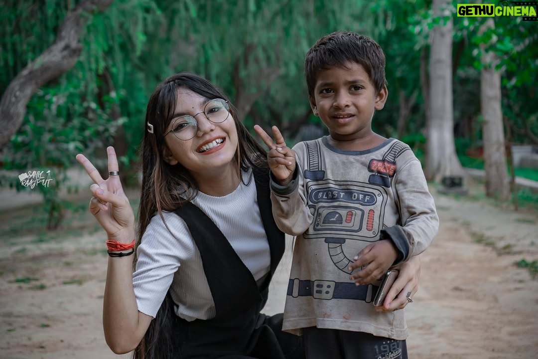 Palak Chauhan - 29.4K Likes - छोटी छोटी ख़ुशियाँ ही तो जीने का सहारा बनती है …. ख़्वाहिशों का तो क्या वो तो पल पल में बदलती है ॥ (#heavensarmy )💜 
Pc credit : @sahil_.raajput