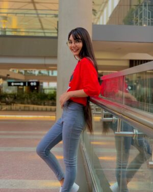 Palak Chauhan Instagram - LET ME DISTRACT UH !❤️😂
Outfit from : @affordable_store_786