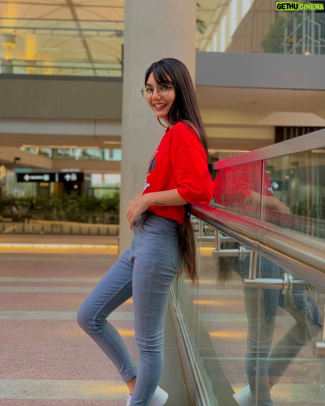 Palak Chauhan - 44.2K Likes - LET ME DISTRACT UH !❤️😂
Outfit from : @affordable_store_786