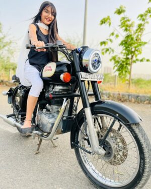 Palak Chauhan Instagram - Bullet ladkio par zada achi lagti hai ladko par 😅🙈