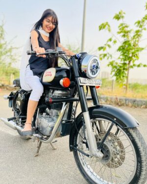 Palak Chauhan Instagram - Bullet ladkio par zada achi lagti hai ladko par 😅🙈