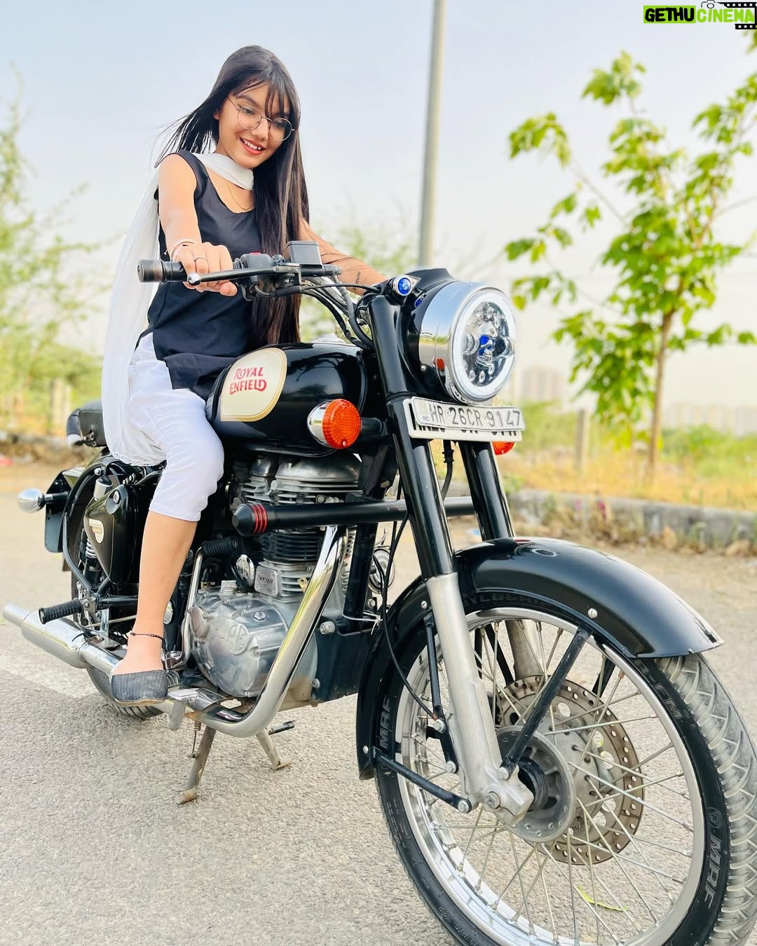 Palak Chauhan - 44.9K Likes - Bullet ladkio par zada achi lagti hai ladko par 😅🙈