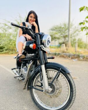 Palak Chauhan Instagram - Bullet ladkio par zada achi lagti hai ladko par 😅🙈