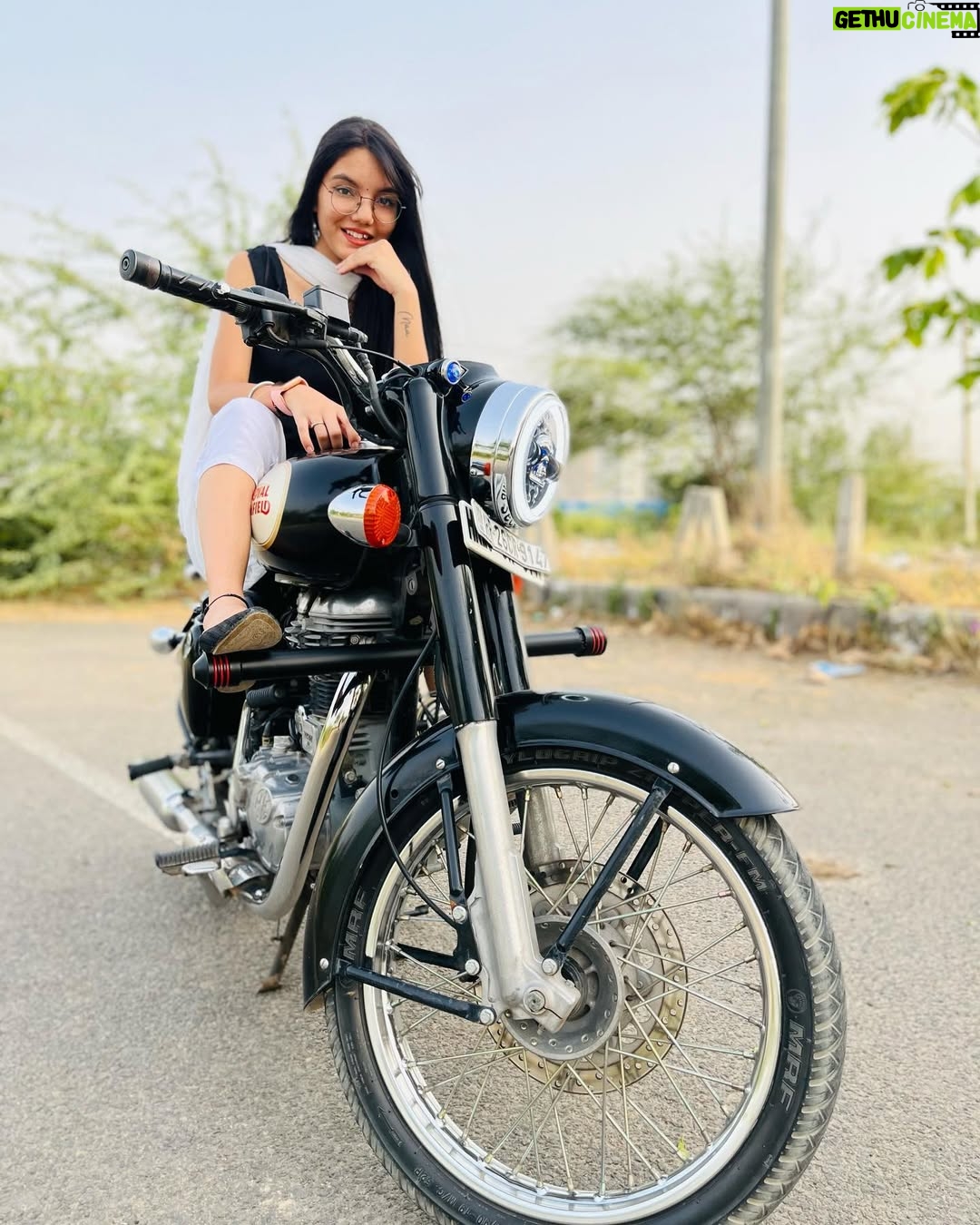 Palak Chauhan - 44.9K Likes - Bullet ladkio par zada achi lagti hai ladko par 😅🙈