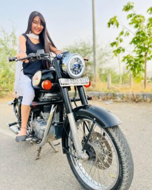 Palak Chauhan Instagram - Bullet ladkio par zada achi lagti hai ladko par 😅🙈