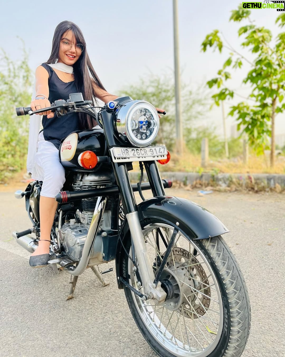 Palak Chauhan - 44.9K Likes - Bullet ladkio par zada achi lagti hai ladko par 😅🙈