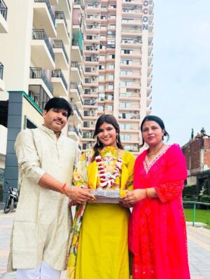 Palak Sharma Instagram - Mourya re 🙏🏻❤️wapas jaldi aana bappa🥺🥺
.
.
.
#bappa #ganpatibappamorya #moryarey #ganpativisarjan #morya #ganpatiji